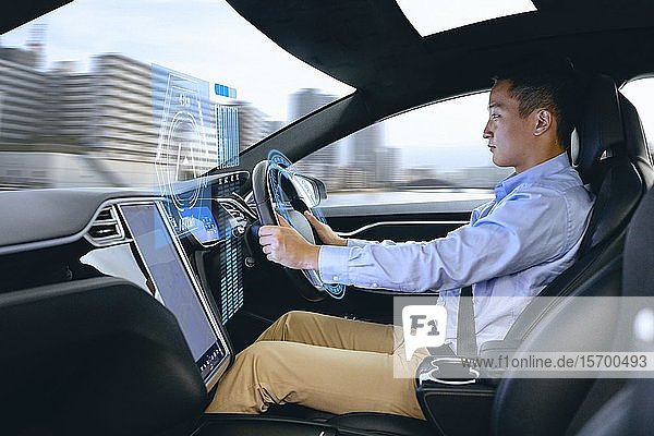 Japaner in selbstfahrendem Auto