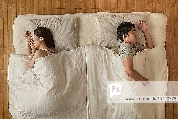 Japanisches Paar im Bett