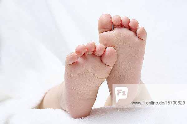 Füße von Neugeborenen