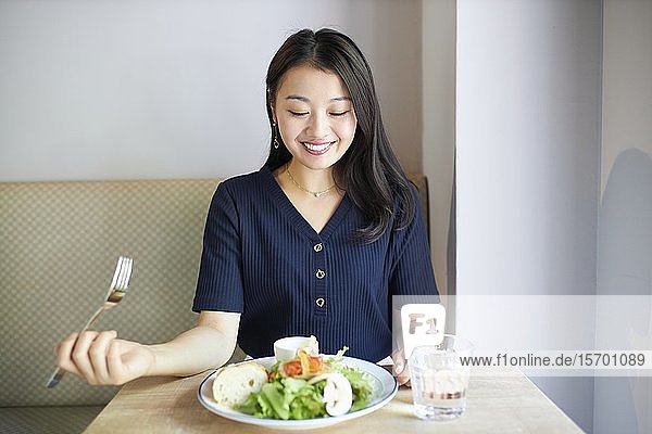 Japanerin in einem Restaurant