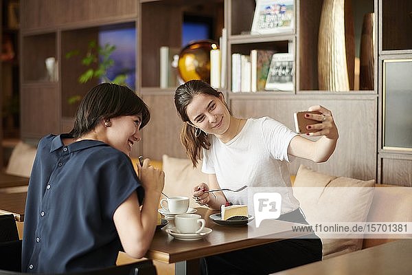 Junge Freundinnen in einem Kaffeehaus