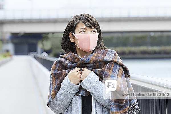 Japanische Frau mit Maske
