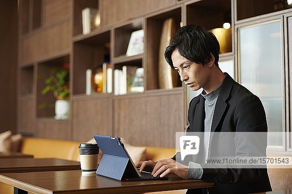 Young Japanese businessman at a cafe