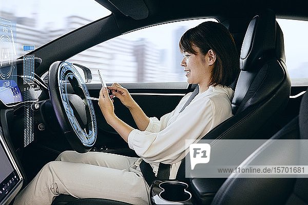 Japanische Frau im selbstfahrenden Auto