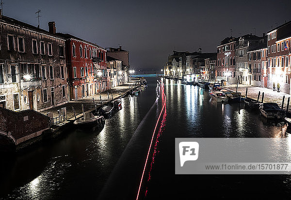 Italien  Venetien  Venedig  Kanal und Häuser bei Nacht