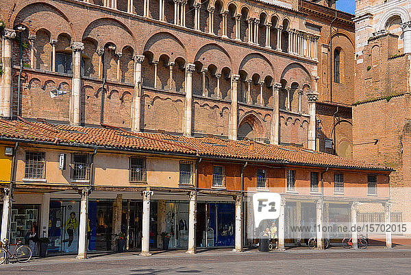 Europa  Italien  Emilia-Romagna  Ferrara  Südfassade der Kathedrale St. Georg