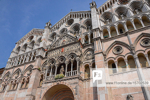 Europa  Italien  Emilia-Romagna  Ferrara  Westfassade der Kathedrale St. Georg