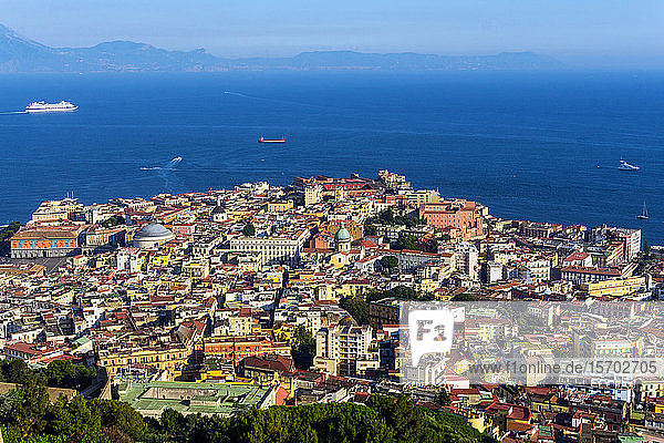 Italien  Kampanien  Neapel  Stadtbild vom Castel Sant'Elmo aus gesehen  Golf von Neapel