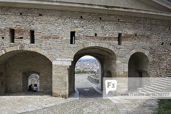 Die alte Oberstadt von Bergamo  Lombardei  Italien. Unesco-Welterbe. Rückseite des Jakobus-Tors