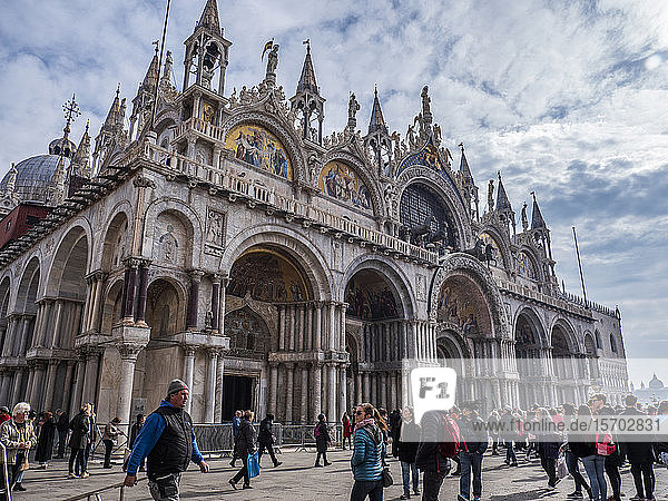 Italien  Venetien  Venedig. Touristen vor der Markuskathedrale auf dem Markusplatz