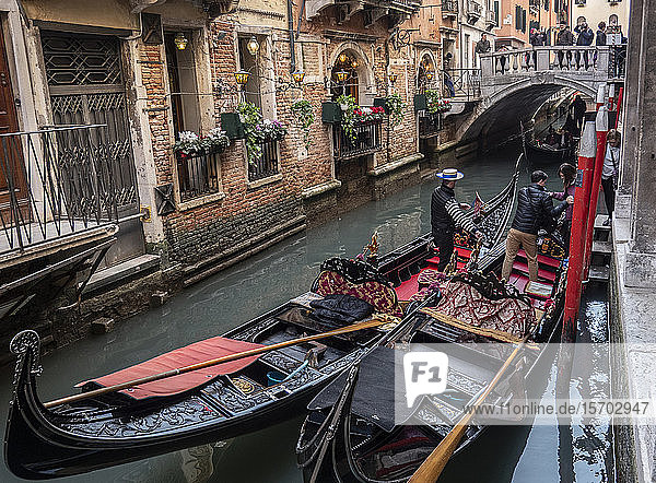 Italien  Venetien  Venedig  Gondeln auf dem Kanal