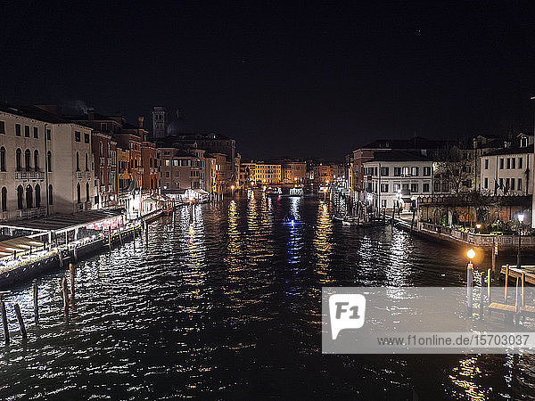 Italien  Venetien  Venedig  Kanal und Häuser bei Nacht