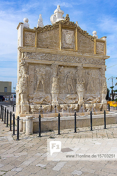 Italien  Apulien  Gallipoli  alter Barockbrunnen.