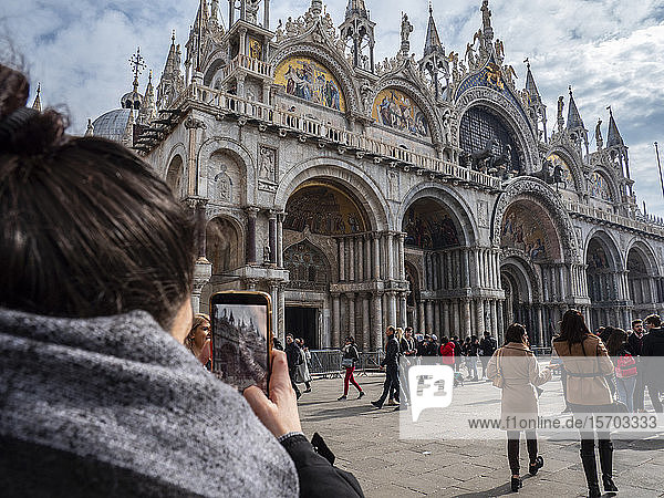 Italien  Venetien  Venedig. Touristen vor der Markuskathedrale auf dem Markusplatz