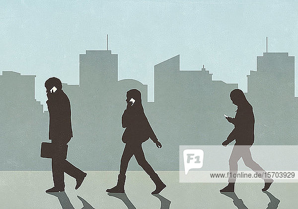 Fußgänger  die in der Stadt spazieren gehen und Smartphones benutzen