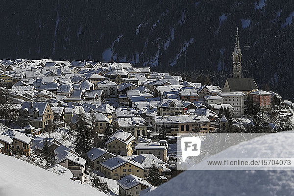 Aussicht auf sonnige  schneebedeckte Dorfdächer  Sent  Kanton Graubünden  Schweiz
