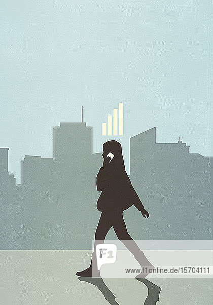 Handy-Empfangsbalken über einer Geschäftsfrau  die in der Stadt spazieren geht und mit ihrem Smartphone telefoniert