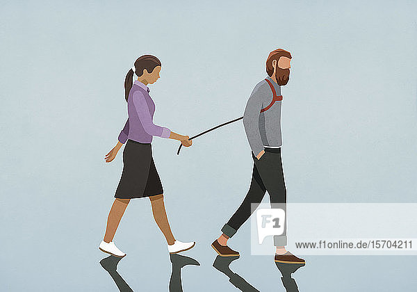 Frau  die mit einem Mann mit Gurtzeug spazieren geht