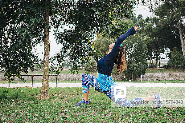 Fit weibliche persönliche Trainer Übung  Stretching im Park