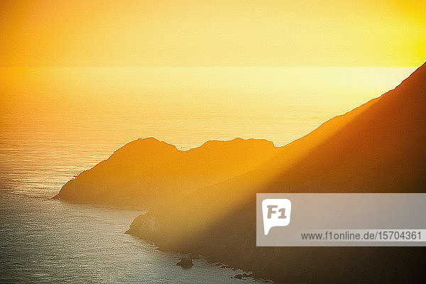 Goldener Sonnenuntergang über den Klippen des Ozeans  San Francisco  Kalifornien