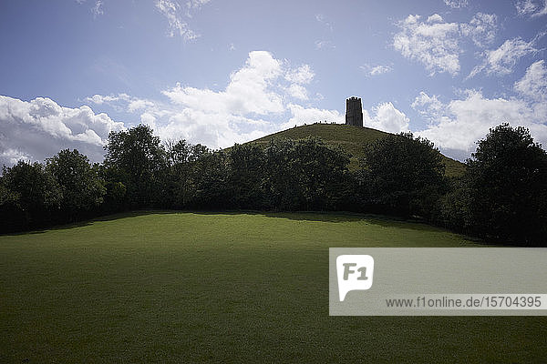 Idyllische Aussicht auf das Glastonbury Tor auf einer ländlichen Hügelkuppe  Glastonbury  England