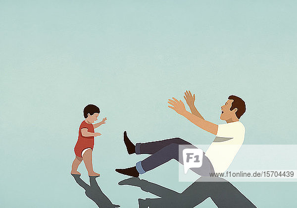 Glücklicher Vater jubelt seinem kleinen Sohn bei den ersten Schritten zu