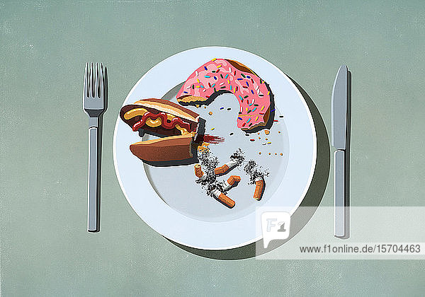 Halb gegessener Hotdog  Donut und Zigarettenstummel auf dem Teller