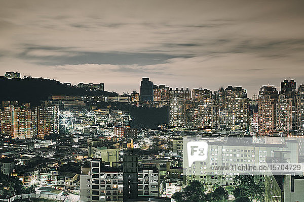Nachtaufnahme von Hochhäusern  Taipeh  Taiwan