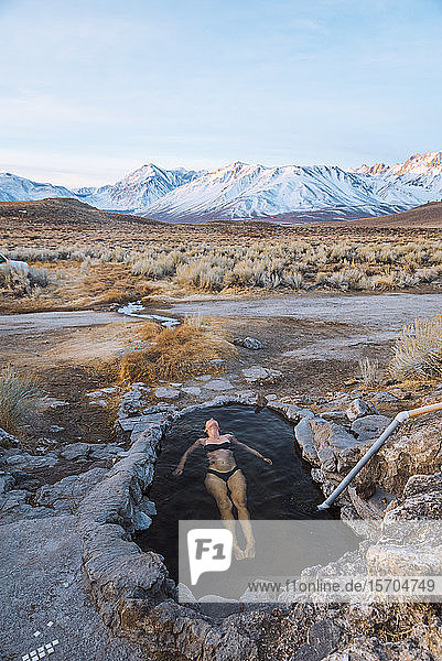 Frau genießt heiße Quelle im kalten Winter  Mammoth Lakes Hot Spring  Kalifornien  USA