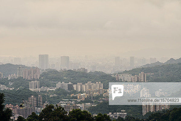 Smog über dem Stadtbild  Maokong  Taipeh  Taiwan