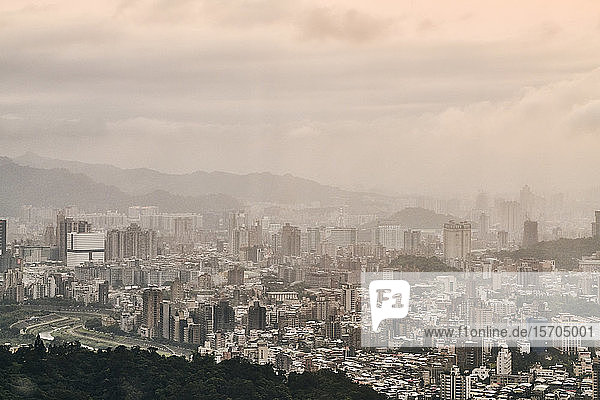 Smog über dem Stadtbild  Maokong  Taipeh  Taiwan