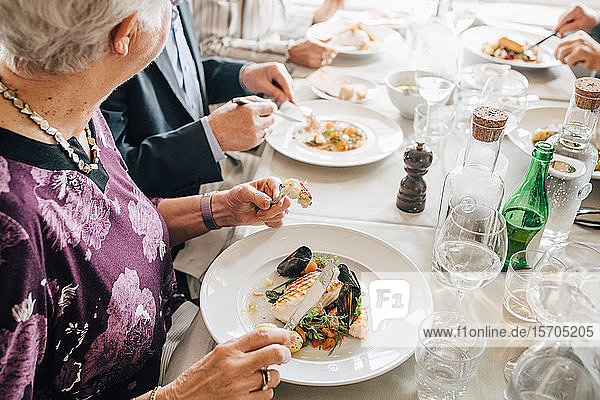 Hochwinkelansicht einer älteren Frau mit Essen im Restaurant