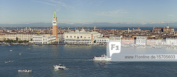 Panorama der Uferpromenade von Venedig mit Dogenpalast  Campanile  Markusplatz und Seufzerbrücke  aufgenommen von San Giorgio Maggiore  Venedig  UNESCO-Weltkulturerbe  Venetien  Italien  Europa