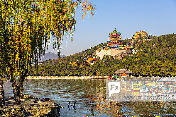 Blick auf den Kunming-See und den Sommerpalast  UNESCO-Weltkulturerbe  Peking  Volksrepublik China  Asien