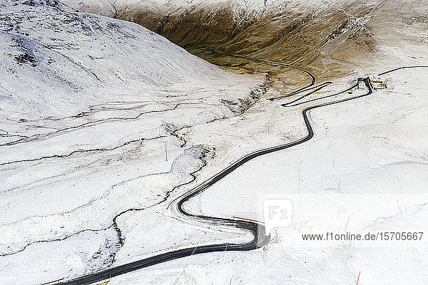 Luftaufnahme einer Drohne von der S-förmigen Straße zum Stilfserjoch in der verschneiten Landschaft  Bormio  Provinz Sondrio  Valtellina  Lombardei  Italien  Europa