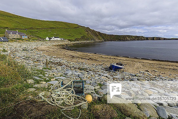 Norwick Beach  Yoal  Ruderboot  Hummerpott  Croft-Häuser  Skaw  Insel Unst  Shetland-Inseln  Schottland  Vereinigtes Königreich  Europa