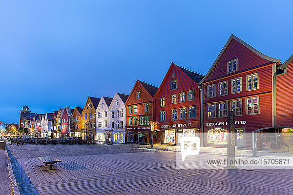 Beleuchtete Holzgebäude in der Abenddämmerung  Bryggen  UNESCO-Weltkulturerbe  Bergen  Provinz Hordaland  Norwegen  Skandinavien  Europa
