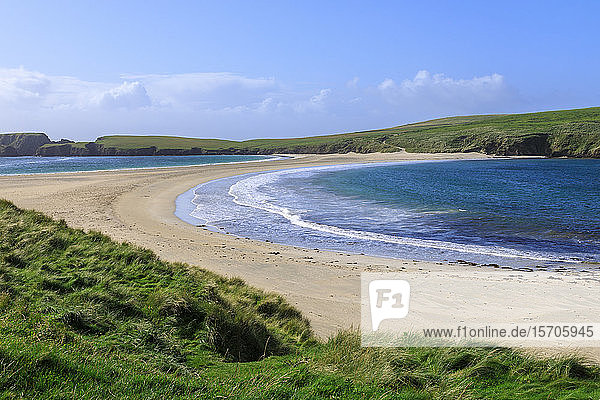 Muschel-Tombolo aus weißem Sand  Strand von St. Ninian's Ayre  St. Ninian's Isle  Bigton  South Mainland  Shetland-Inseln  Schottland  Vereinigtes Königreich  Europa