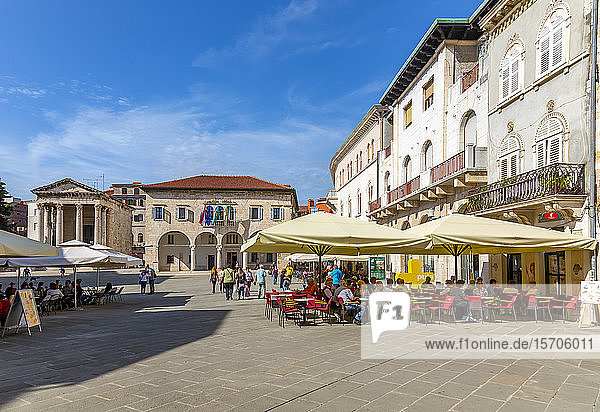 Blick auf das Cafe-Restaurant am Forum-Platz  Pula  Gespanschaft Istrien  Kroatien  Adria  Europa