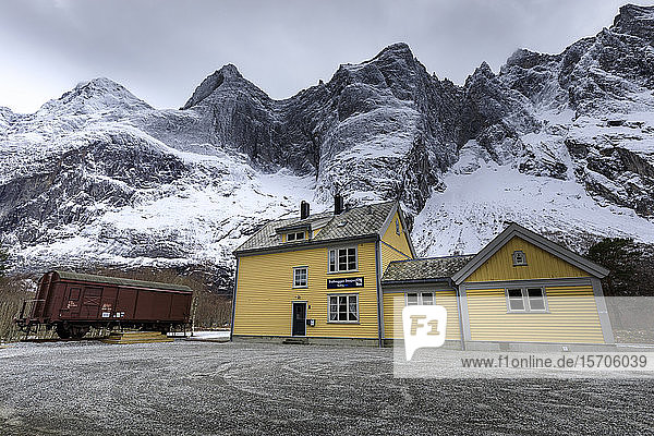 Trollveggen (Trollwand)  Rauma-Bahnhof  Romsdalen-Tal  Berge im Winter  More Og Romsdal  Norwegen  Skandinavien  Europa