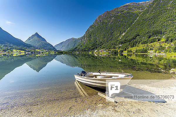 Der Berg Eggenipa spiegelt sich im See Bergheimsvatnet entlang der westlichen Fjorde  Nordfjord  Sogn og Fjordane  Norwegen  Skandinavien  Europa