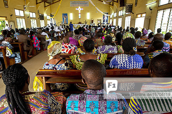 Feier in der katholischen Kirche St. Johannes Paul II  Kpalime  Togo  Westafrika  Afrika