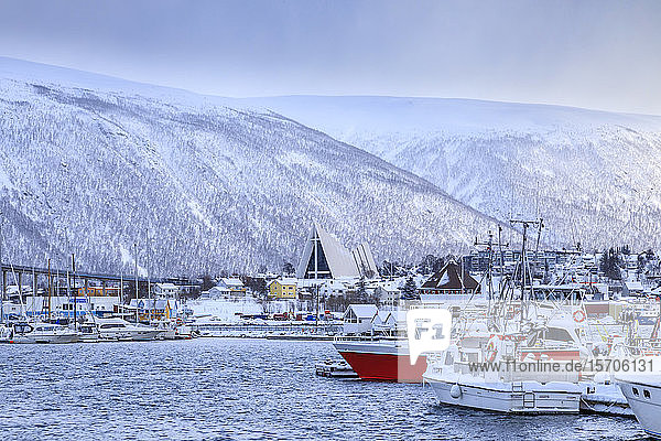 Tromso  kleiner Bootshafen  Fjord  Brücke  Arktische Kathedrale  nach starkem Schneefall im Winter  Troms  Polarkreis  Nordnorwegen  Skandinavien  Europa