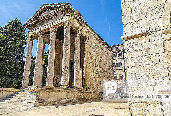 Blick auf den Augustustempel am Forumsplatz  Pula  Gespanschaft Istrien  Kroatien  Adria  Europa