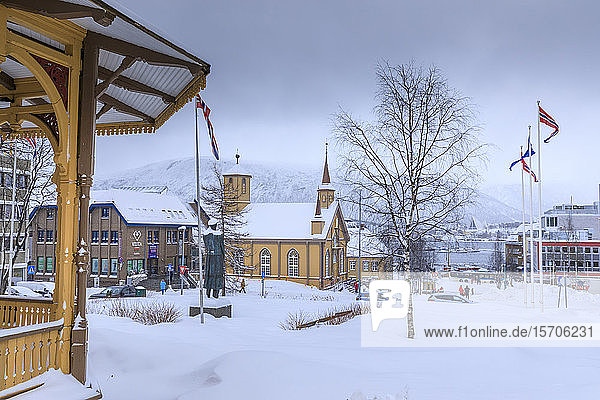 Tromso nach starkem Schneefall  Musikpavillon  Katholische Kathedrale und Arktische Kathedrale im Winter  Troms  Polarkreis  Nordnorwegen  Skandinavien  Europa