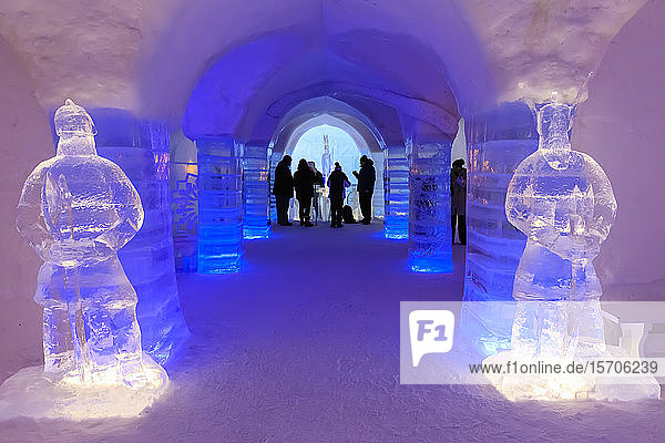 Sorrisniva Igloo Hotel  Schnee- oder Eishotel  markante Skulptur  Eisbar  Alta  Winter  Finnmark  Polarkreis  Nordnorwegen  Skandinavien  Europa