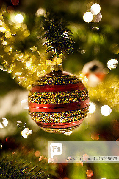 Nahaufnahme einer Weihnachtskugel am Baum