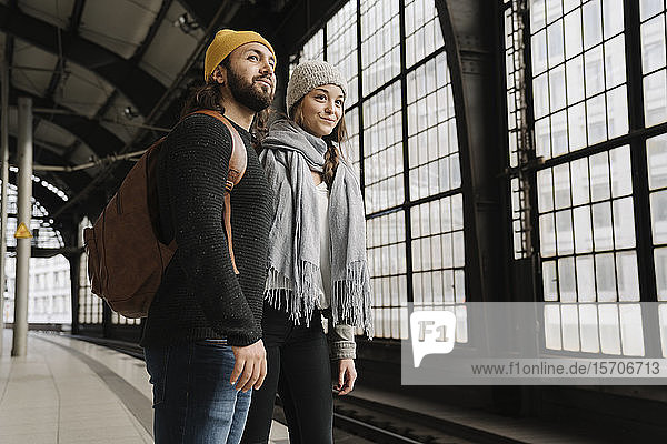 Junges Paar wartet am Bahnsteig  Berlin  Deutschland