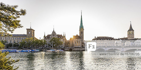 Schweiz  Kanton Zürich  Zürich  Fluss Limmat und Altstadtgebäude am Wasser bei Sonnenuntergang