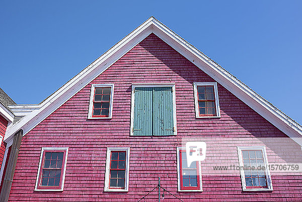 Kanada  Neuschottland  Lunenburg  Fenster eines rosa gefärbten historischen Weinguts